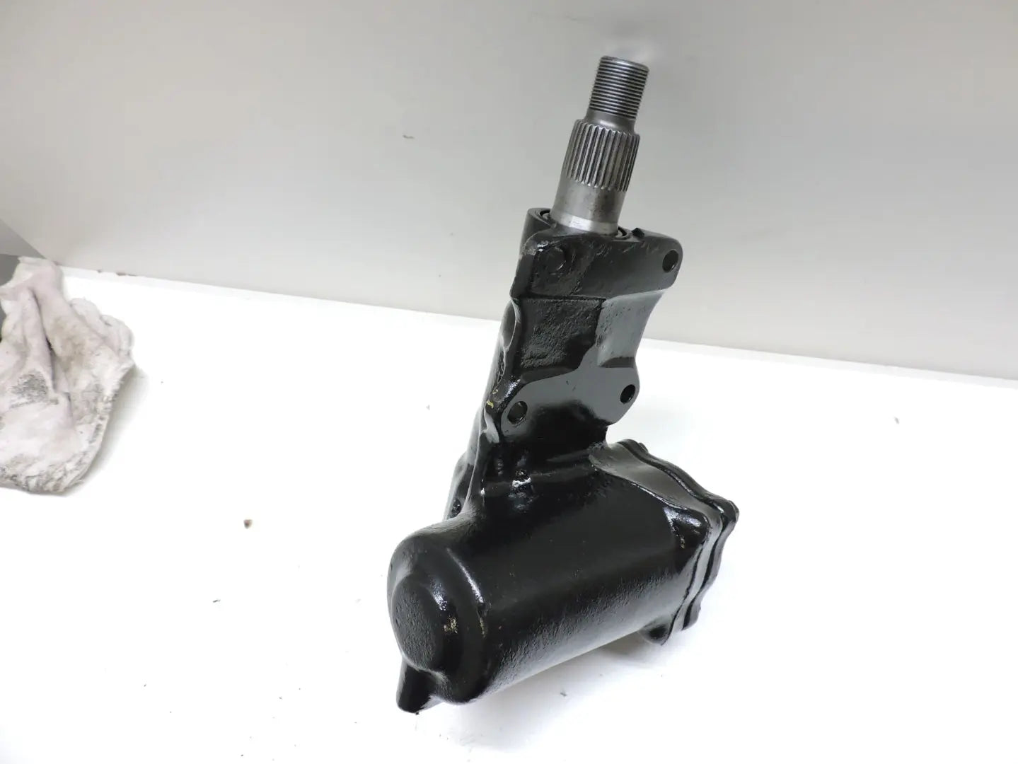 19726: 1992-1993 Mitsubishi Montero Steering Gear view 2